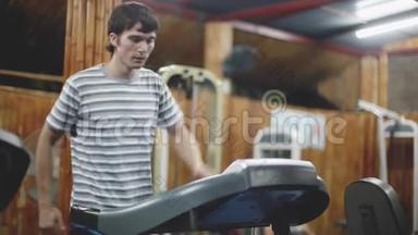 运动帅哥在运动健身房的跑步机上锻炼和跑步。 <strong>1920</strong>x1080
